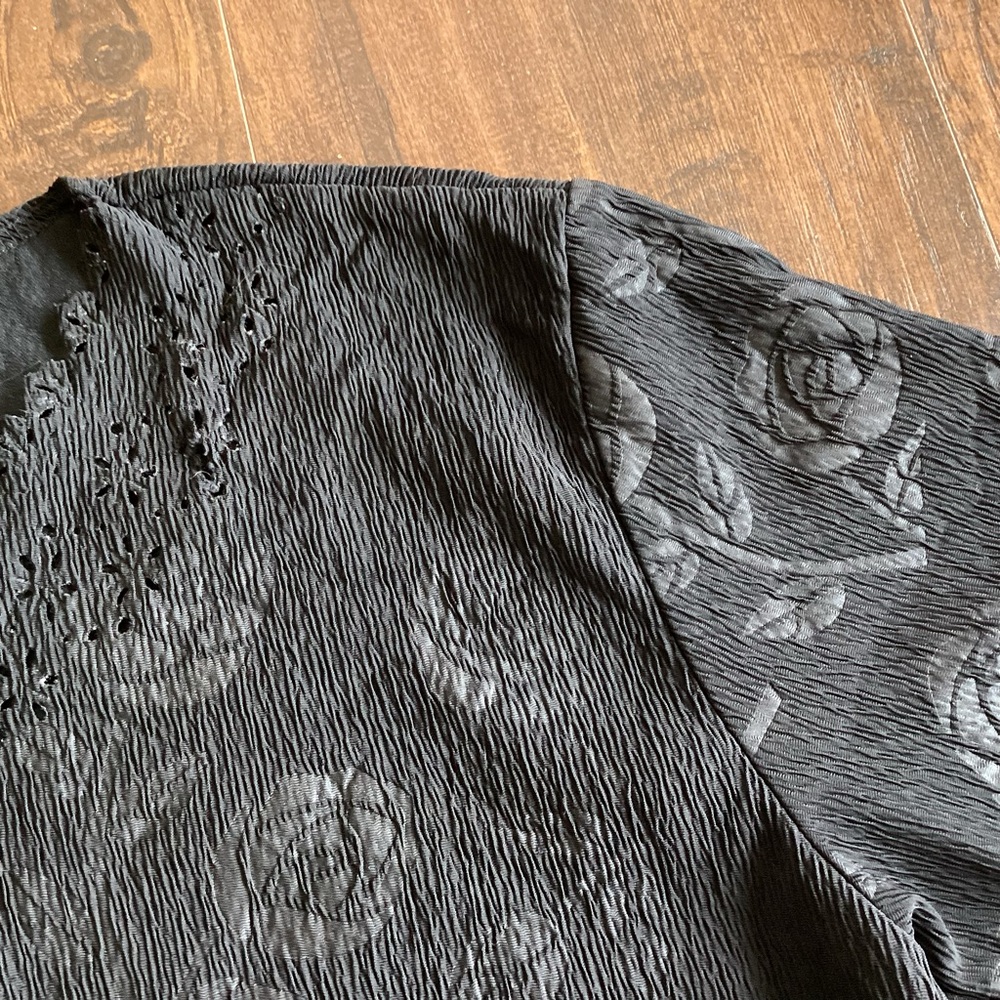 Rendezvous Rose Pattern Top - Picture 4 of 5